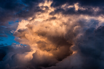 Obraz premium Dramatic and colorful clouds at sunset.