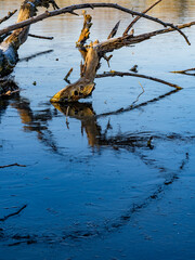 Eisflächen und bizarre Formen an einem zugefrorenen See