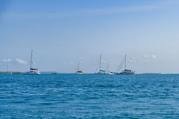 Photo sur Plexiglas Plage de Nungwi, Tanzanie Modern yachts in Indian ocean near the Nungwi village, Zanzibar