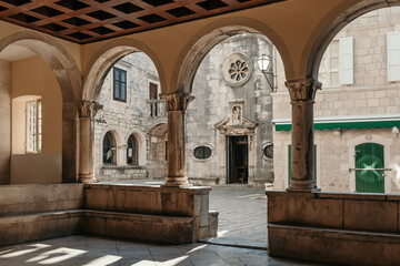 Obraz premium Old stone buildings and arched columns in the town of Korcula on Korcula island in Croatia
