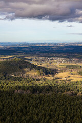 Paysage rural et naturel des sucs volcaniques depuis le sommet du Pic de Lizieux dans le Velay à 1388 mètres d’altitude