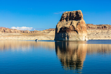 Fototapeta na wymiar Beautiful Lone Rock Canyon in lake Powell, Utah