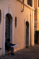 Ein Mann malt ein Bild auf der Stra&szlig;e