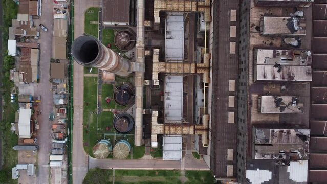 Dron cenital sobre chimeneas y generadores de energ&iacute;a el&eacute;ctrica