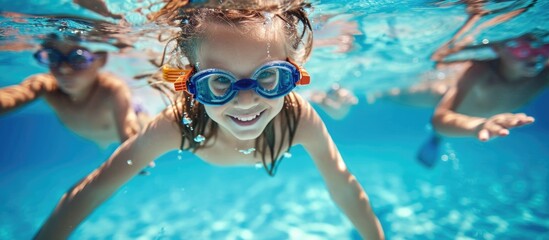 Naklejka premium Children swimming underwater in pool.