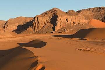 Fototapeta na wymiar View Playa of Moul Naga, of the Tadrart Rouge rocky mountain range in Tassili n Ajjer National Park. Sahara desert, Algeria, Africa.