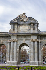 Obraz premium Alcala Gate (Puerta de Alcala, 1778) - Neo-classical monument in Independence Square (Plaza de la Independencia) in Madrid, Spain.