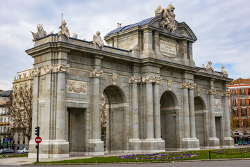 Obraz premium Alcala Gate (Puerta de Alcala, 1778) - Neo-classical monument in Independence Square (Plaza de la Independencia) in Madrid, Spain.
