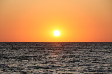 Fototapeta premium couché de soleil sur l'océan à Nosy iranja