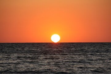 couché de soleil sur l'océan à Nosy iranja