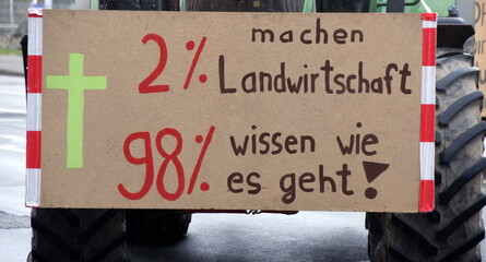 Transparent an einem Traktor: "2 % machen Landwirtschaft, 98 % wissen, wie es geht!"