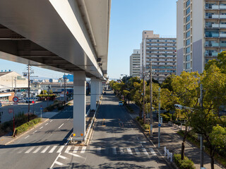 大阪市内を通る市道浜口南港線とニュートラムの高架
