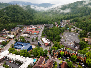 Fototapeta na wymiar city of Gatlinburg in Tennessee and the Great Smoky Mountains from a bird's eye view, a tourist mecca with hotels, parking and shops.