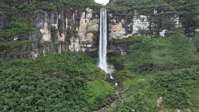 CATARATA DE GOCTA PRIMERA Y SEGUNDA CAIDA.