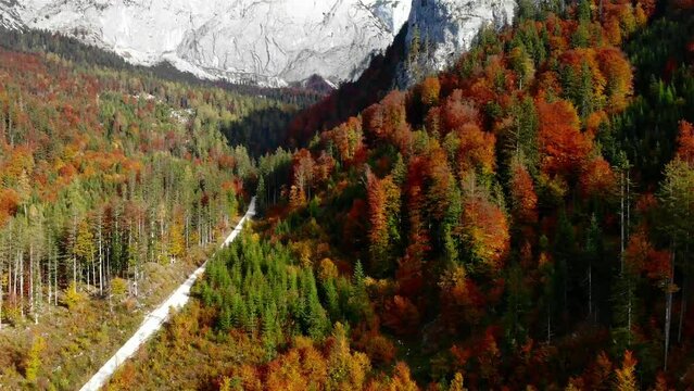 Drohnenflug &uuml;ber den Bergen in sch&ouml;ner Landschaft im Herbst

