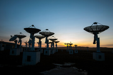 Naklejka premium The silhouette of a radio telescope