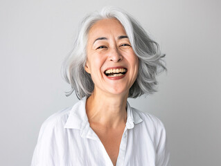 輝く笑顔の日本人シニア女性