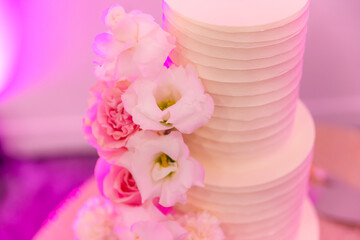 Obraz na płótnie Canvas Beautiful white wedding cake decorated with flowers 
