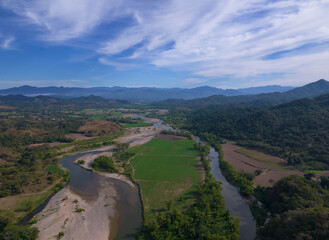 Fototapeta na wymiar El cause del rio que alimenta la presa arriba del Colomo Nayarit
