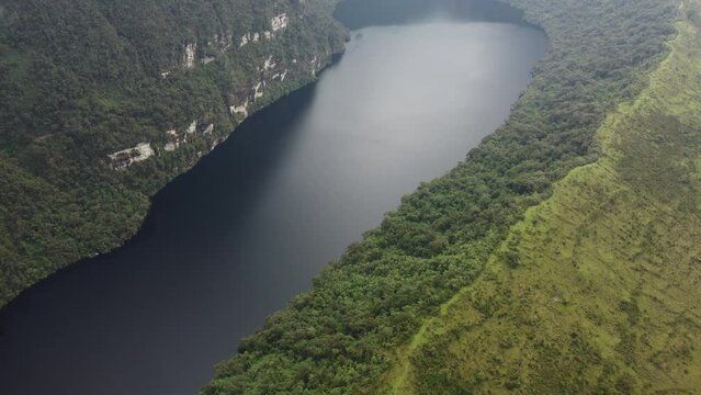 LAGUNA DE LOS CONDORES VUELO MAGICO- SOBRE LAS MOMIAS