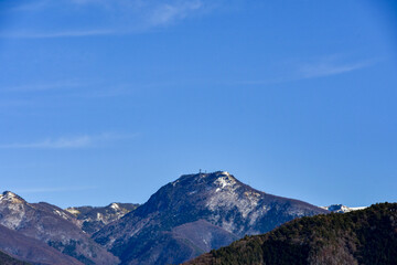 冬の晴れた空と雪の美ヶ原高原