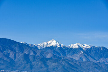 信州冬の風景　冬の晴れた空と雪の常念岳