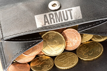 Ein Portemonnaie mit Kleingeld und Aufdruck Armut
