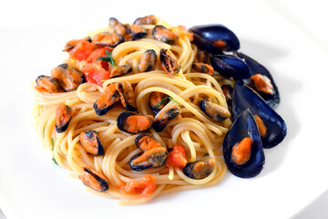mussels and tomato spaghetti