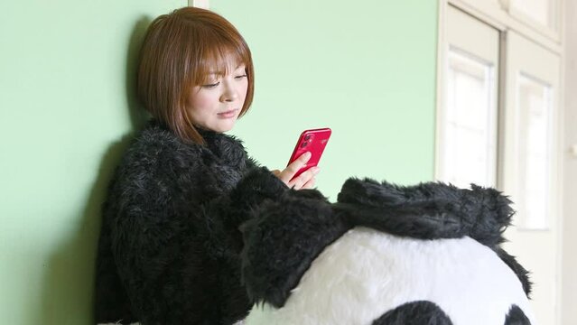 イベントで着ぐるみを着たアルバイトの女性が休憩する様子