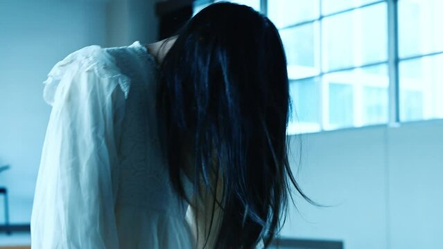 学校の廊下に出る幽霊　心霊現象　少女の亡霊