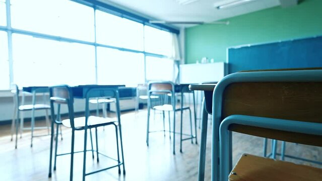 誰もいない学校の教室