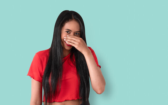 Mujer Fel&iacute;z ofreciendo un producto financiero
