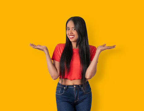 Mujer Fel&iacute;z ofreciendo un producto financiero