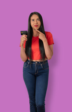 Mujer Fel&iacute;z ofreciendo un producto financiero