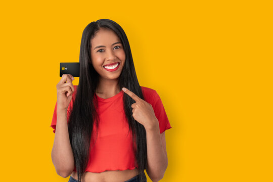 Mujer Fel&iacute;z ofreciendo un producto financiero