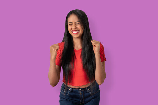 Mujer Fel&iacute;z ofreciendo un producto financiero
