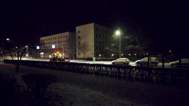 Ein Traktor beim Schneeschieben in einer Stadt