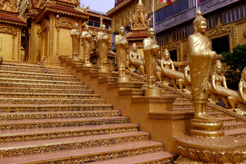 Fototapeta premium Mongkol Serei Kien Khleang Pagoda. Staircase decorated with golden Buddhist statues. Phnom Penh; Cambodia.