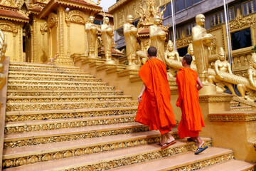Mongkol Serei Kien Khleang Pagoda.  Staircase decorated with golden Buddhist statues. Phnom Penh; Cambodia. - obrazy, fototapety, plakaty