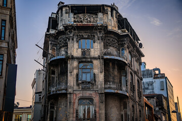 Obraz premium Facade of a run down abandoned art nouveau building on the Historic Peninsula in the Eminonu Sultanahmet district of Istanbul, Turkey in the morning