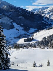 Fototapeta na wymiar Skifahren in Saalbach, Blick Richtung Bernkogel