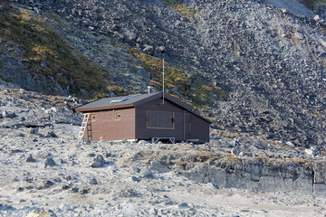 Cabane au pied de l montagne refuge pour les randonneurs