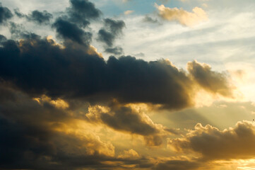 Obraz premium beautiful sunset in the sky in the afternoon