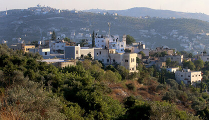 Obraz premium A small village above a mountainous area