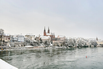 Fototapeta premium Basel, Münster, Kirche, Rhein, Rheinufer, Grossbasel, Altstadt, Altstadthäuser, Winter, Schnee, Schneedecke, Morgenstimmung, Basel-Stadt, Schweiz
