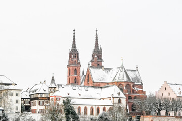 Obraz premium Basel, Münster, Kirche, Rhein, Rheinufer, Grossbasel, Altstadt, Altstadthäuser, Winter, Schnee, Schneedecke, Morgenstimmung, Basel-Stadt, Schweiz