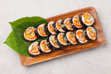 A food where rice is spread on seaweed, stuffed with various side dishes, wrapped, wrapped, and eaten sliced.


