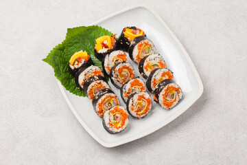 A food where rice is spread on seaweed, stuffed with various side dishes, wrapped, wrapped, and eaten sliced.


