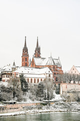 Fototapeta premium Basel, Münster, Kirche, Rhein, Rheinufer, Grossbasel, Altstadt, Altstadthäuser, Winter, Schnee, Schneedecke, Morgenstimmung, Basel-Stadt, Schweiz