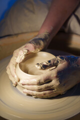 Création de poterie et céramique au tour